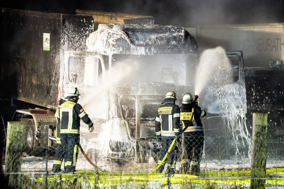 Vier Lastwagen sind komplett ausgebrannt. Ein weiterer wurde schwer beschädigt.