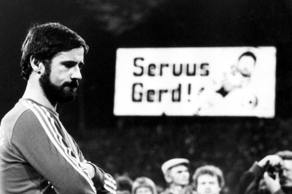 "Servus Gerd" heißt es auf der Anzeigetafel des Olympiastadions, wo Gerd Müller (l.) am 20. September 1983 seine sportliche Karriere beendet. (Archivbild)