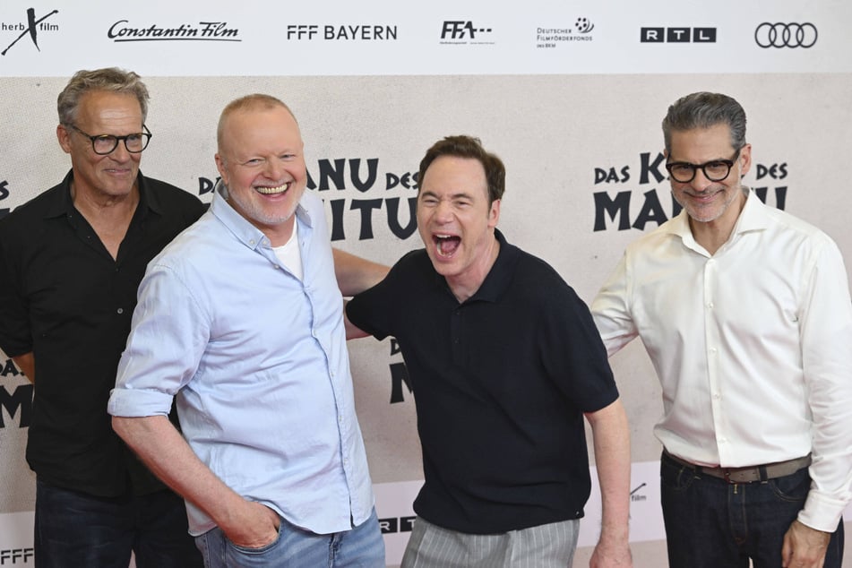 Stefan Raab (58, 2.v.l.) scheint mit den drei Hauptdarstellern Christian Tramitz (70, v.l.), Herbig und Rick Kavanian (54) viel Premieren-Spaß zu haben.