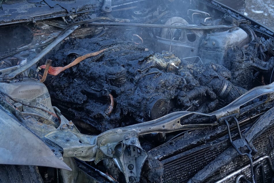 Der Fahrzeugbrand hat seine Spuren am BMW hinterlassen.