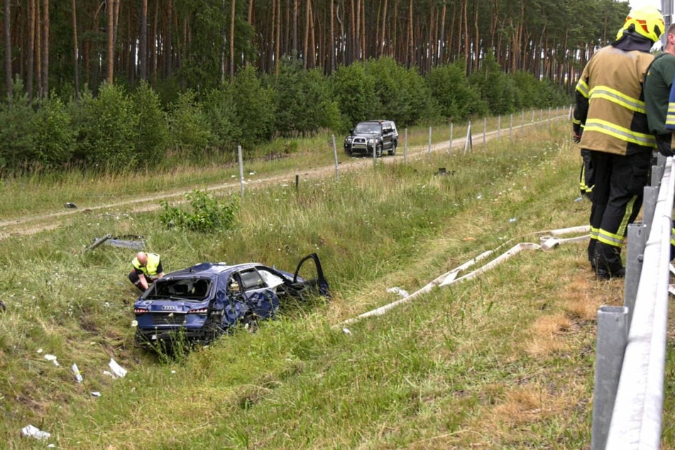 Der Audi kam nach rechts von der Autobahn ab.