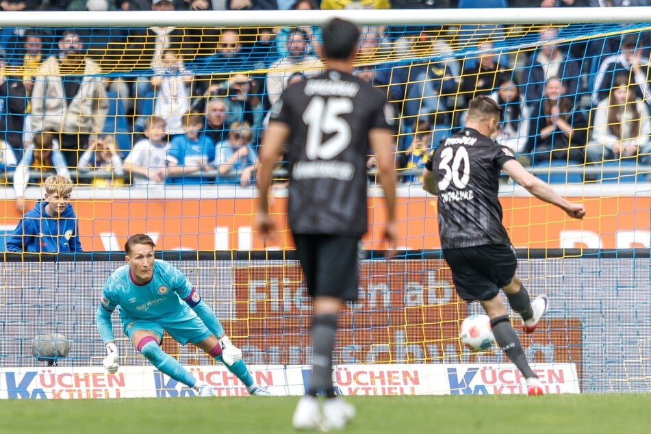 Fehlschuss 3: Beim Stand von 0:2 blieb Stefan Kutschke (37, r.) an Braunschweig-Keeper Ron-Thorben Hoffmann (27, l.) hängen.