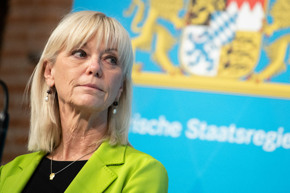 Bayerns Sozialministerin Carolina Trautner (CSU) baut darauf, dass die Eltern aus Eigeninteresse bei den drei nun notwendigen Tests an Kita-Kindern nicht schummeln.