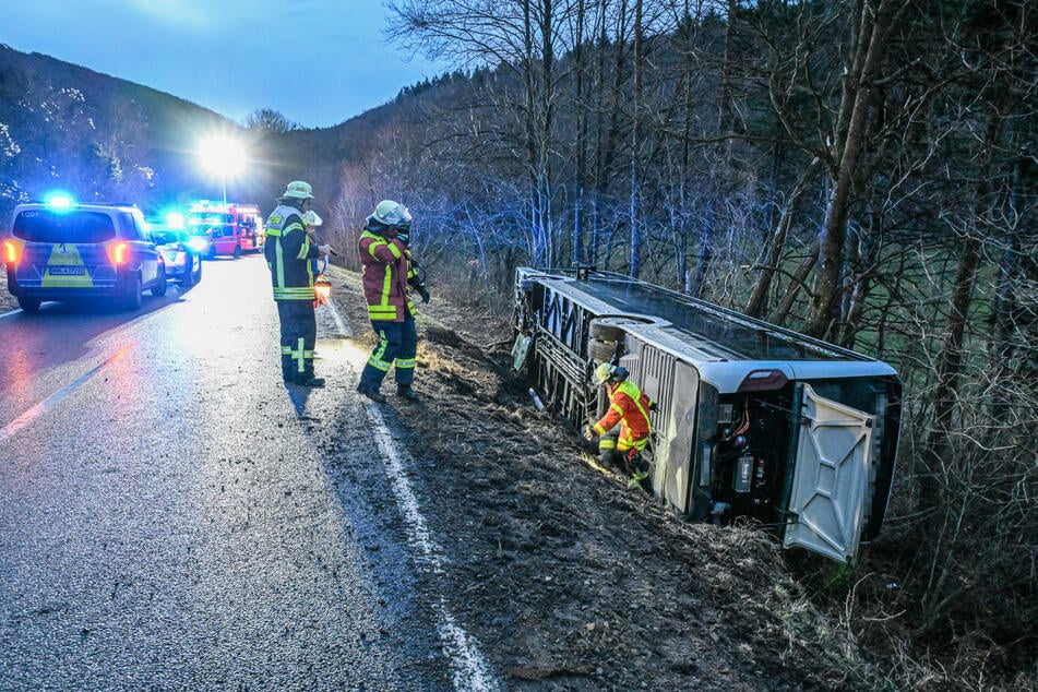 Ein Linienbus kam von der Fahrbahn ab und kippte zur Seite.