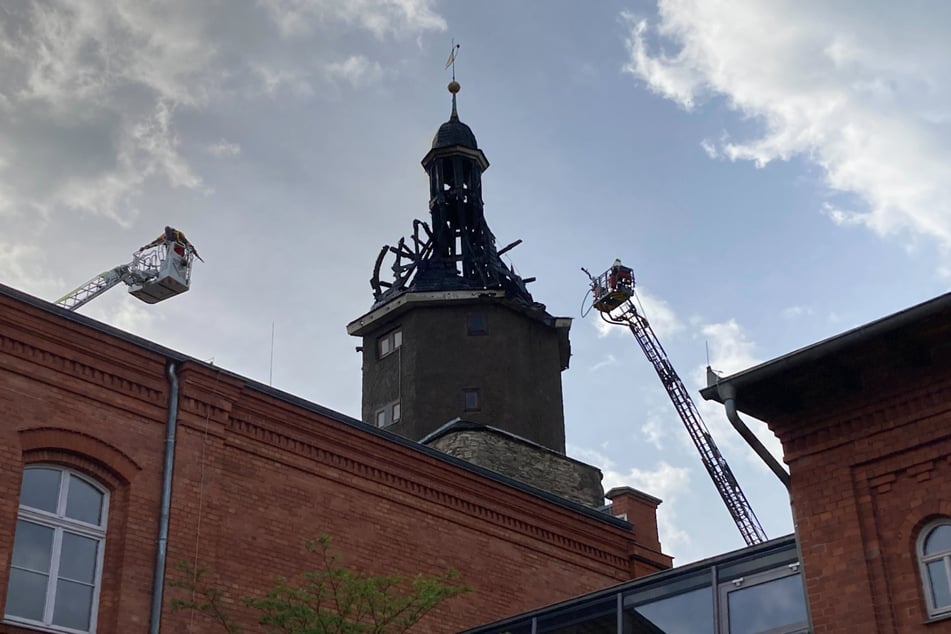 Bei dem Feuer im April war die Kuppel des Turms aus dem 15. Jahrhundert abgebrannt. (Archivbild)