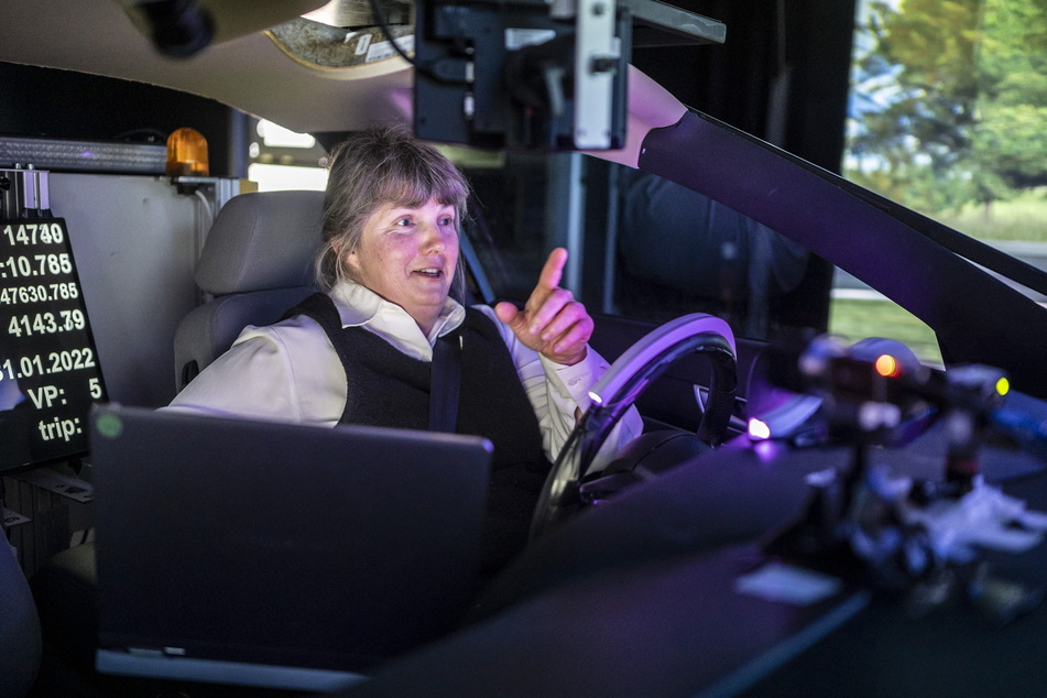 Einsatz am Speed-Limit: Redakteurin Pia Lucchesi (48) im Fahrsimulator beim autonomen Fahren.