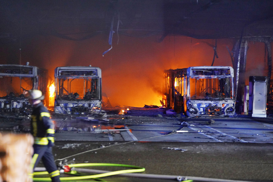 Stuttgart, 30. September 2021: Feuer ist in einem Depot für Busse zu sehen. Auslöser des Brandes könnte laut Polizei der Ladevorgang eines Elektrobusses gewesen sein.