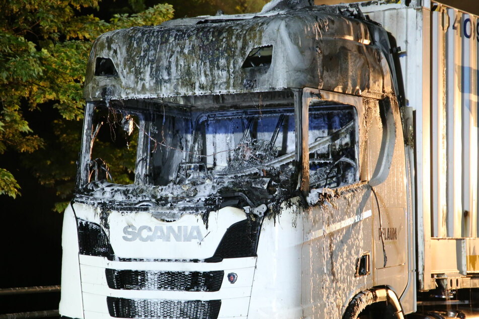 Während der Fahrt: Lkw geht in Flammen auf!