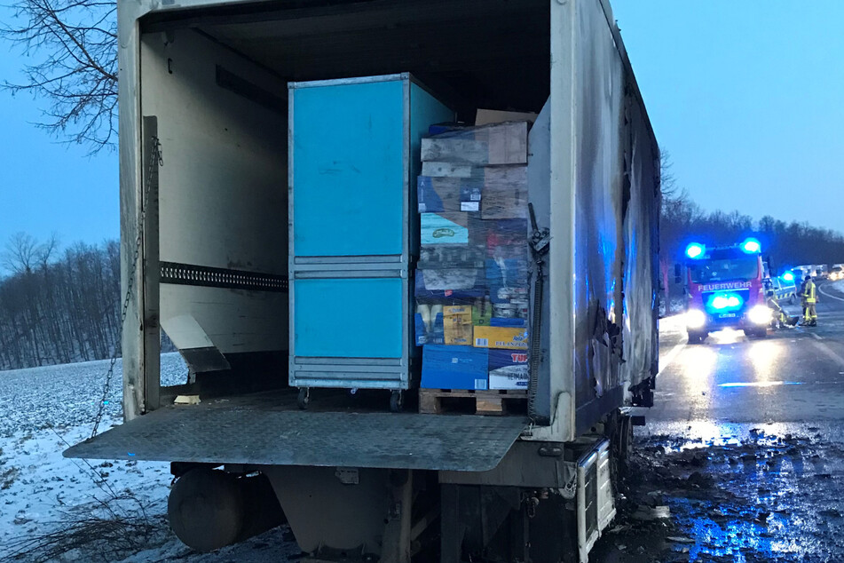 Verletzt wurde bei dem Feuer niemand. Warum der Kühlanhänger des Lkws in Brand geraten war, blieb zunächst unklar.