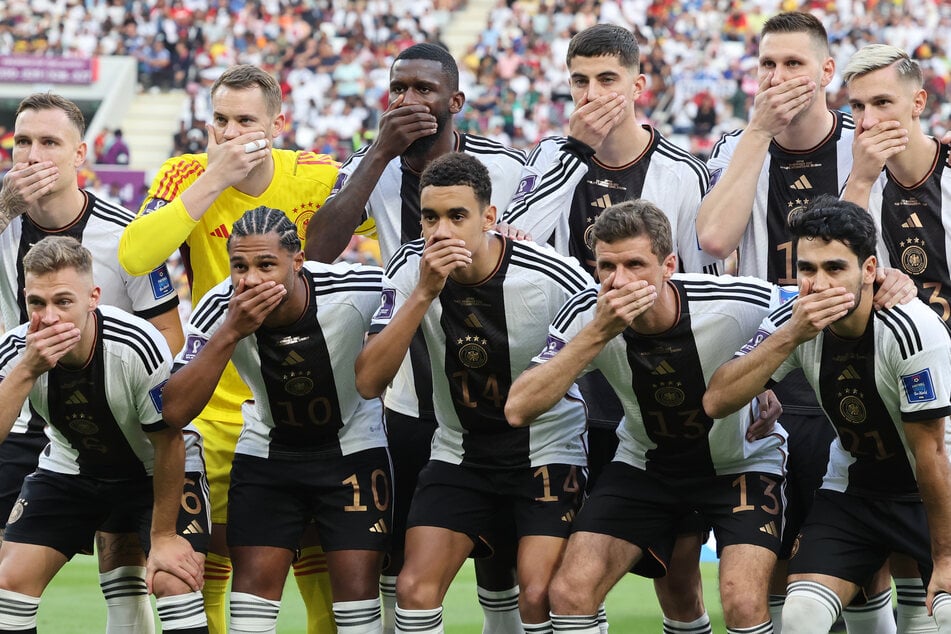 Das deutsche Team hielt sich beim Mannschaftsfoto die Hand vor den Mund.