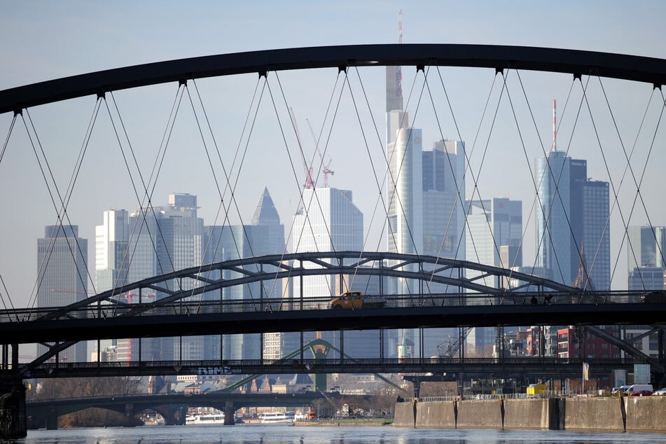 Auf der Osthafenbrücke in Frankfurt am Main explodierte im Dezember 2023 ein fahrendes Auto. Nun wurde bekannt, wie es dazu kam.