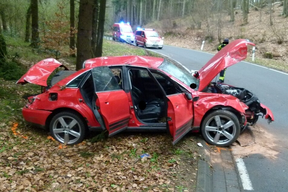 Ein 23-jähriger Audi-Fahrer kam auf dem Weg nach Hüllhorst-Oberbauerschaft von der Straße ab und überschlug sich.