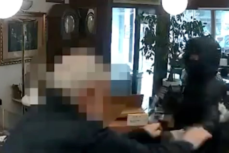 Polizei veröffentlicht Video von brutalem Überfall: 1000 Euro Belohnung!