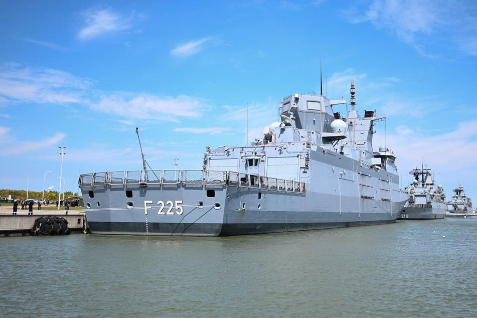Die Fregatte "Rheinland-Pfalz" liegt im Hafen der Marine von Wilhelmshaven. (Archivbild)