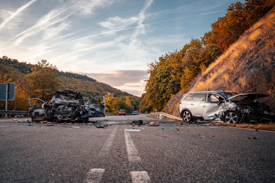 Bei dem heftigen Unfall auf der B260 bei Schlangenbad (Rheingau-Taunus-Kreis) kam eine Frau ums Leben. Vier weitere Personen wurden teils lebensgefährlich verletzt.