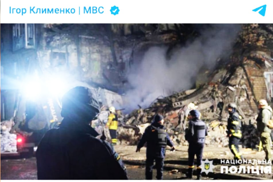 Raketen zerstörten am heutigen Donnerstagmorgen ein Gebäude in Donezk. In den Trümmern werden noch Menschen vermutet.