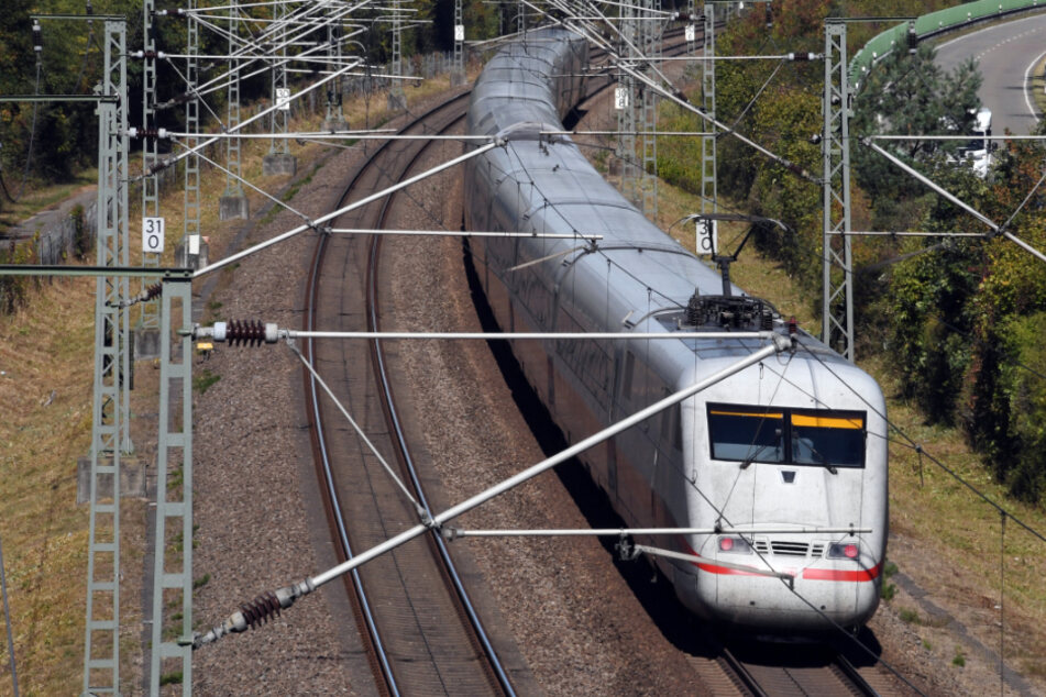 Ein ICE der Deutschen Bahn fährt bei Wiesental auf der Schnellfahrstrecke Mannheim-Stuttgart.