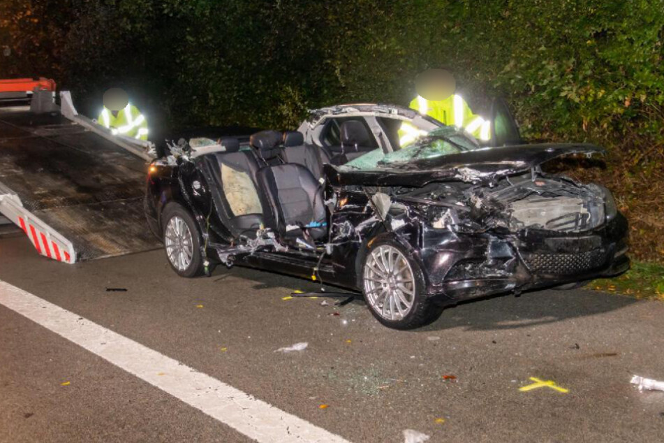 Der Mercedes ist nur noch ein Wrack.