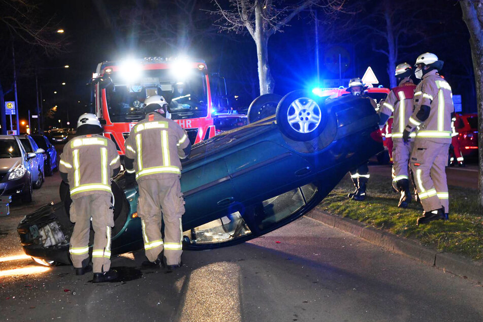 Feuerwehrkräfte am Unfallort. Von den Insassen fehlt jede Spur.