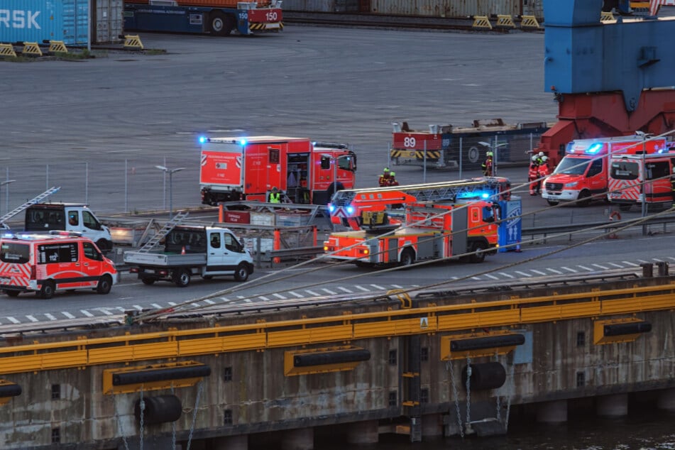 Am Ballinkai im Hamburger Hafen kam es am Donnerstagabend zu einem Unglück. Ein Arbeiter stürzte auf einem Containerschiff drei Meter in die Tiefe.