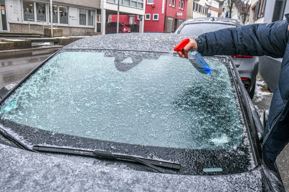 Wegen vereister Scheibe? Autofahrer erfasst Familie mit Kind in Leipzig