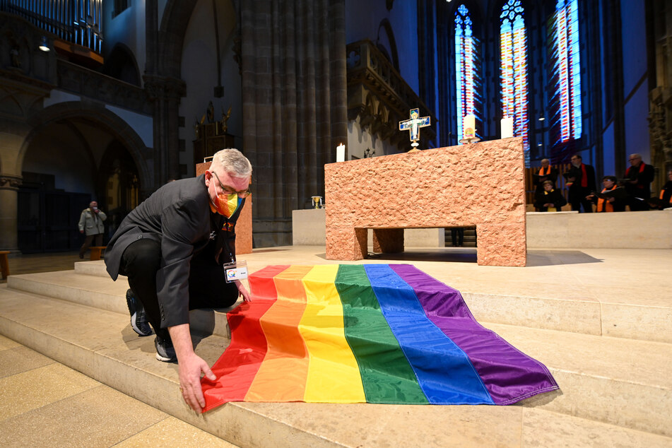 Wie schon im vergangenen Jahr werden am Dienstag wieder unter dem Motto "Liebe gewinnt" katholische Segnungsgottesdienste für queere Paare abgehalten.