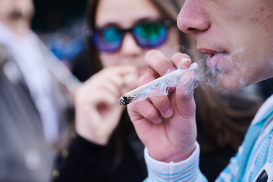 Das Cannabis-Gesetz sieht vor, dass nur Volljährige bis zu 25 Gramm Marihuana in der Öffentlichkeit mitführen dürfen. (Symbolbild)