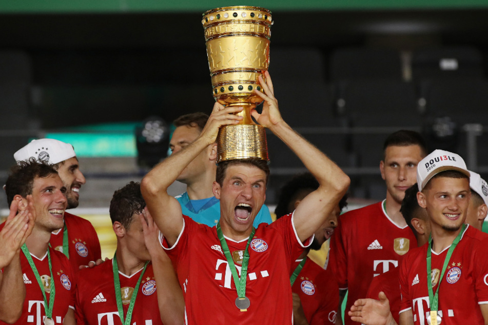 Thomas Müller (30) krönt sich nach dem Sieg mit dem DFB-Pokal.