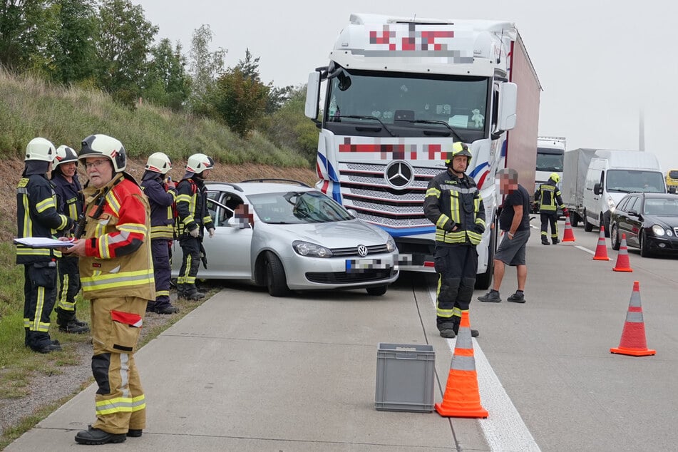 Unfall zwei: Ein Lkw krachte beim Spurwechsel mit einem Kombi zusammen.