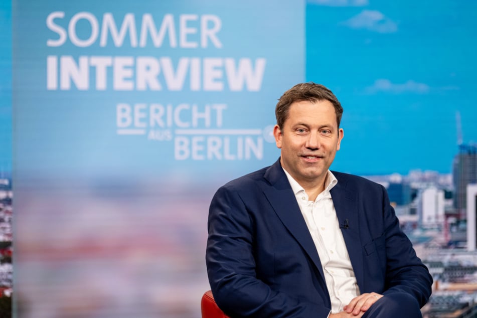 Steigende Sozialabgaben könnten einen großen Teil der steuerlichen Entlastungen direkt wieder zunichte machen. Darüber ist sich auch Bundesfinanzminister Lars Klingbeil (48) im Klaren.