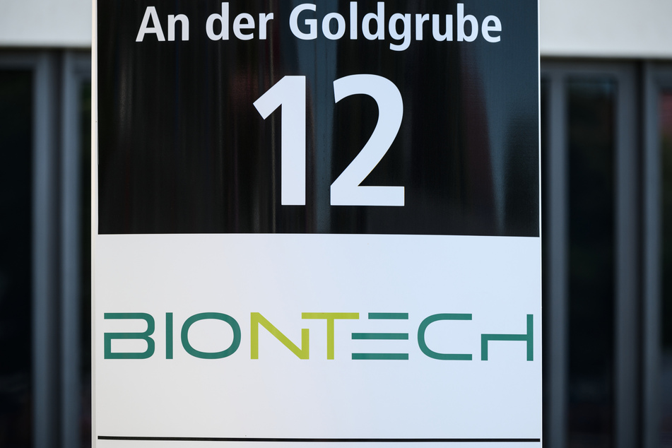 Das Logo des Biotechnologie-Unternehmens "BioNTech", aufgenommen vor der Unternehmenszentrale.