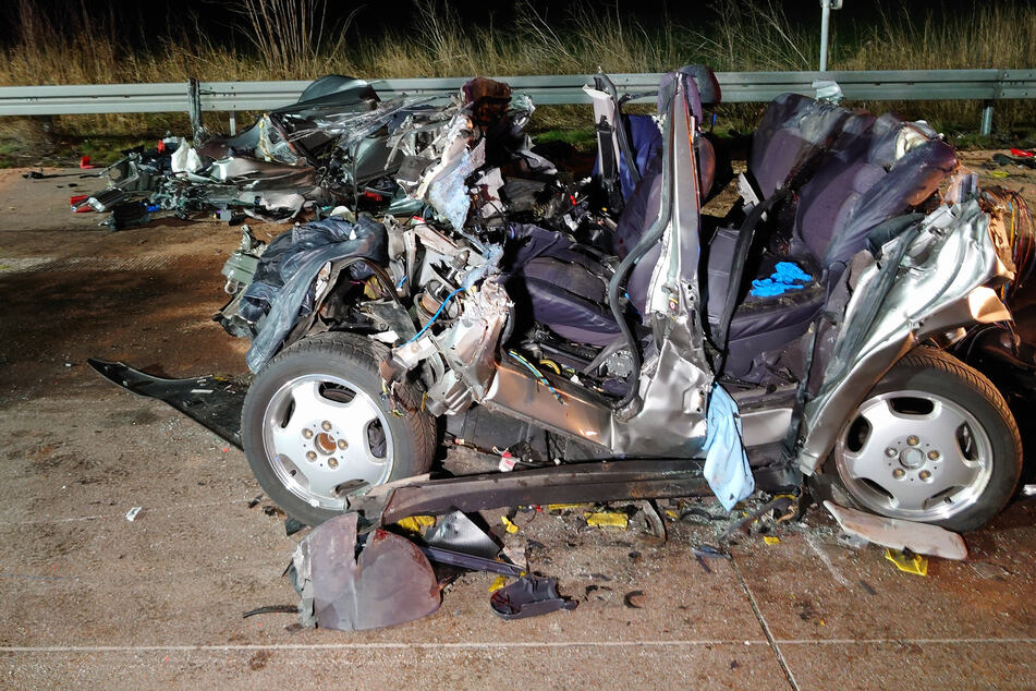 Unfall A9: Tödlicher Unfall auf der A9: Auto wird von zwei Lkw zerquetscht, Frau stirbt