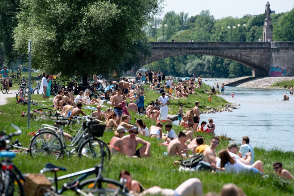 Zahlreiche Menschen genießen das schöne und sonnige Wetter am Ufer der Isar. (Symbolbild)