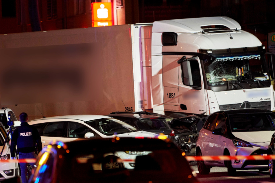 Das Foto zeigt den Lastwagen nach der Chaos-Fahrt in Limburg im Oktober 2019.