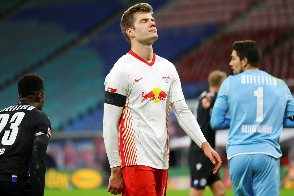 Alexander Sörloth (24) wartet nach seinem verschossenen Elfmeter gegen Arminia Bielefeld weiter auf den ersten Treffer im RB-Trikot.