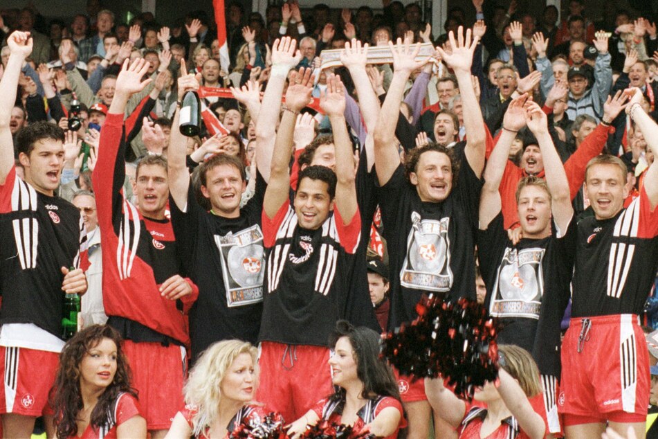 Meister als Aufsteiger. Als bisher erster und einziger Klub gelang dem FCK 1998 dieses Kunststück. Mit dabei unter anderem: Michael Ballack und Olaf Marschall.