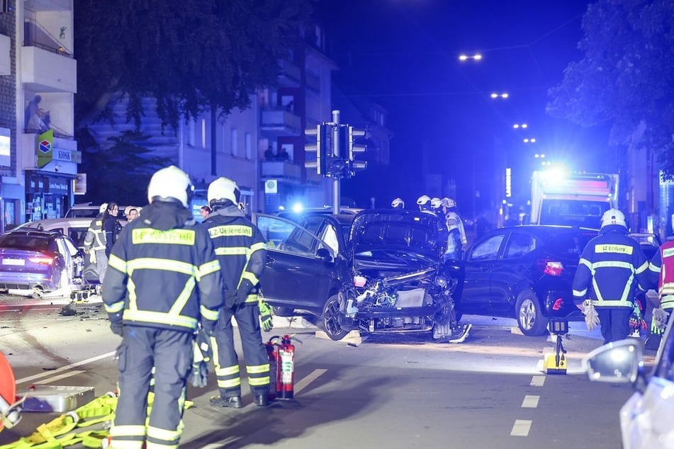 Nach dem Zusammenstoß zweier Autos in Wuppertal musste eine 19-jährige Beifahrerin schwer verletzt aus dem Wagen befreit werden.