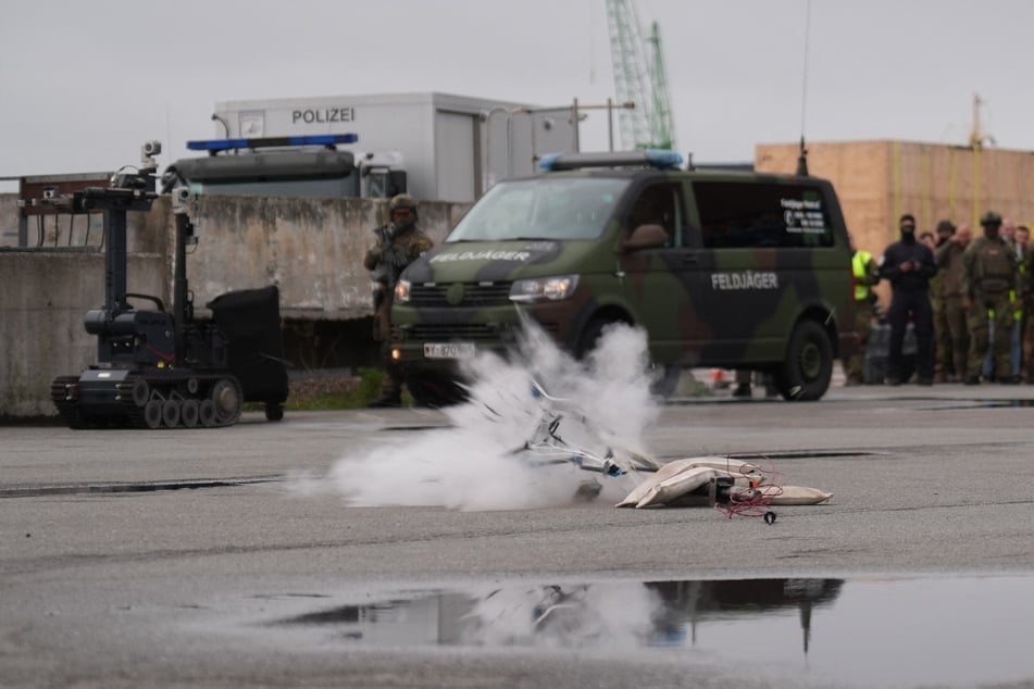 Eine abgefangene Drohne wurde von Polizeibeamten mit einem Wasserstrahl während der Übung "Red Storm Charlie" im Hamburger Hafen zerstört.