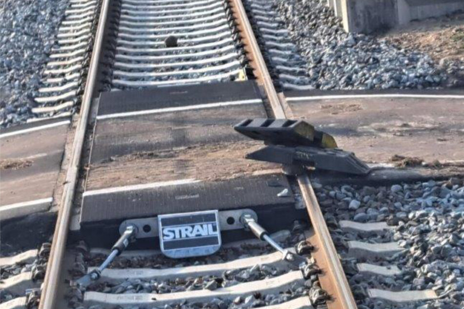 Am Bahnübergang Neetzendorf wurden am gestrigen Montag 28 Kilo schwere Platten auf die Gleise gelegt. Die Polizei ermittelt.