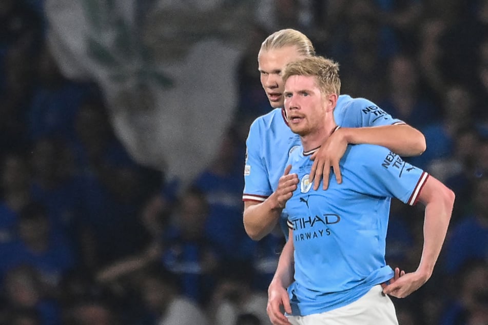 Erling Haaland (hinten) tröstete seinen City-Kollegen Kevin De Bruyne bei dessen Auswechslung.