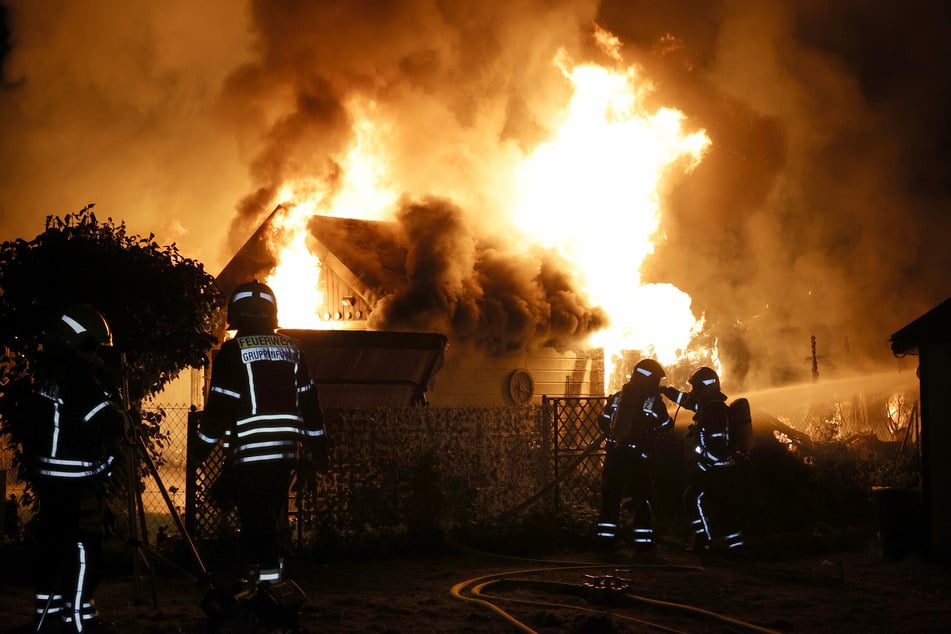 Helle Flammen in der Nacht von Montag auf Dienstag: In Chemnitz standen mehrere Gartenlauben in Flammen.