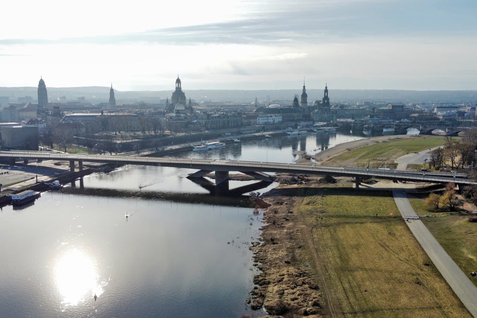 Die Carolabrücke soll schnellstmöglich abgerissen werden.