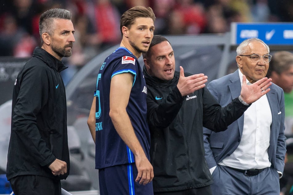 Vedad Ibisevic (l.) war Teil des Trainerteams, das 2022 unter Felix Magath (71, r.) mit Hertha BSC den Klassenerhalt in der Bundesliga-Relegation gesichert hatte.