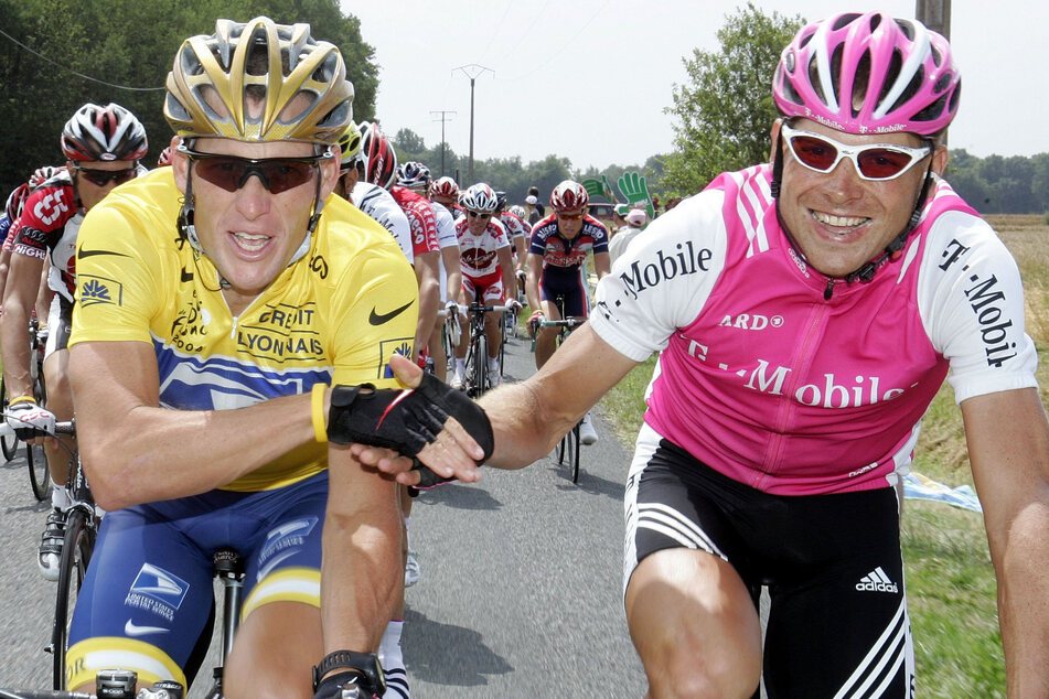Der Grund für die Skepsis vieler Radsport-Zuschauer: Zu Zeiten von Lance Armstrong (51, l.) und Jan Ullrich (49) war der Sport chronisch dopingverseucht.