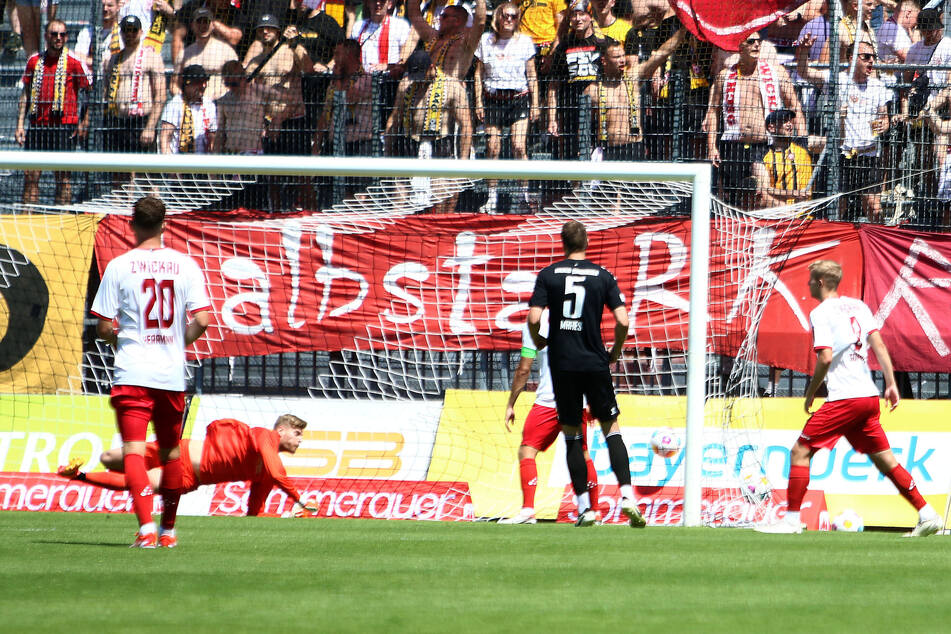 Der FSV Zwickau geriet in der 23. Minute in Rückstand. FSV-Keeper Benjamin Leneis streckte sich vergeblich. Die Schwäne konnten später allerdings den Ausgleich erzielen.