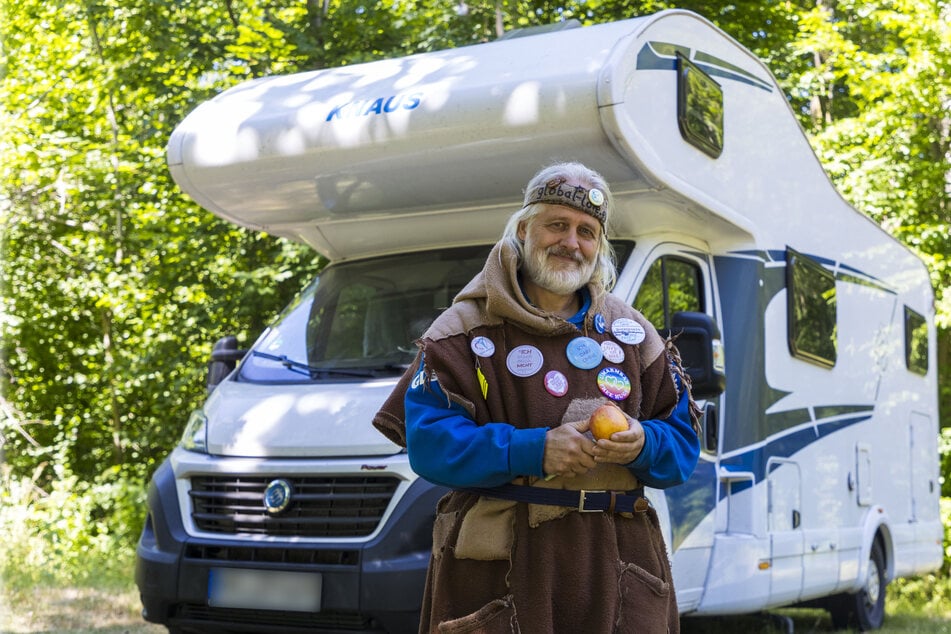 Dresden: Ausstieg vom Ausstieg: Waldmensch Öff Öff lebt jetzt mit Wohnmobil, Eigenheim und Pool
