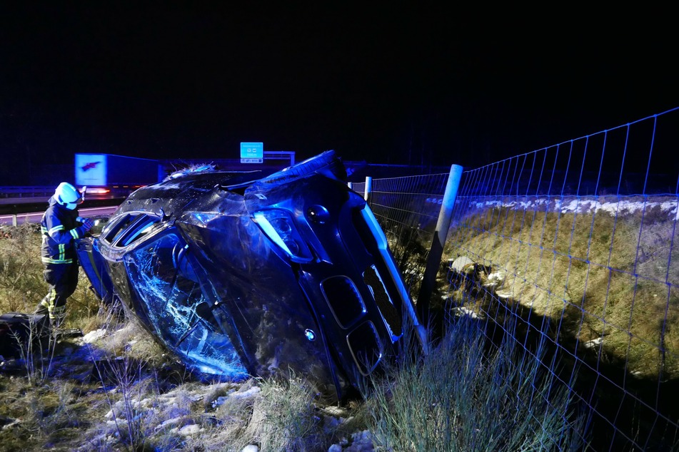 Der verunfallte BMW liegt auf einer Wiese neben der A1.