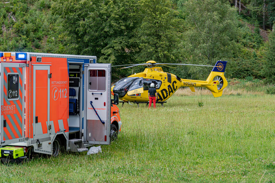 Kind (7) von Auto erfasst und schwer verletzt: Hubschrauber fliegt Mädchen in Fachklinik