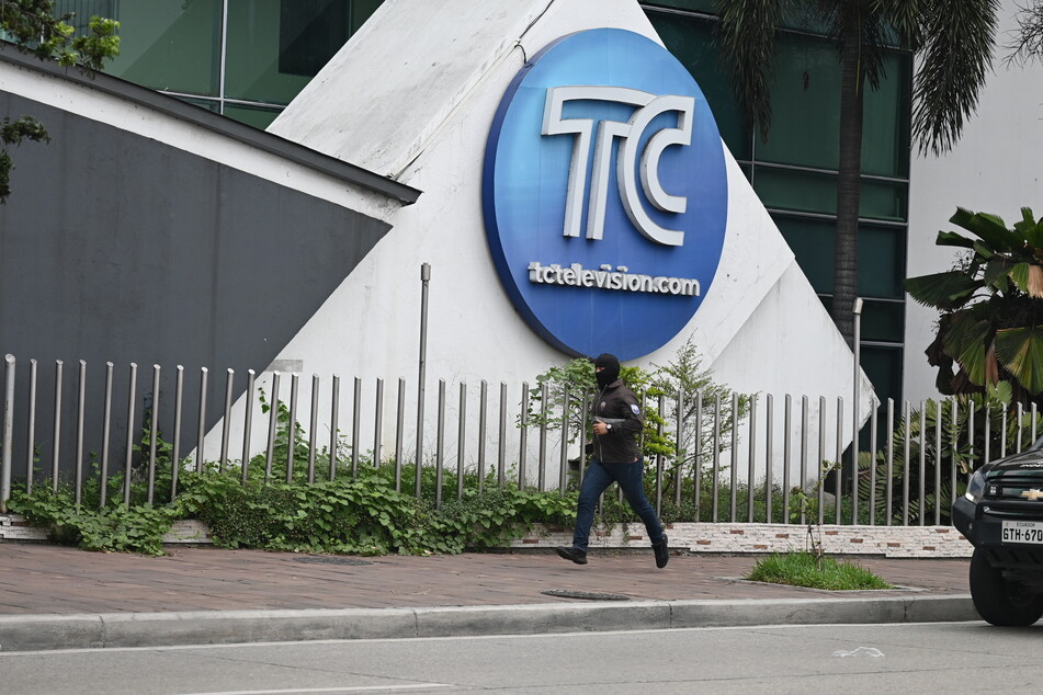 Vermummte Gangster drangen in die Räumlichkeiten des TV-Senders TC Televisión ein.
