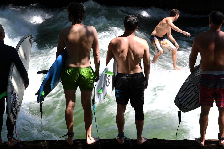 Pünktlich zum Wochenende und dem sonnigen Wetter können sich die Surfer wieder in die Fluten stürzten.
